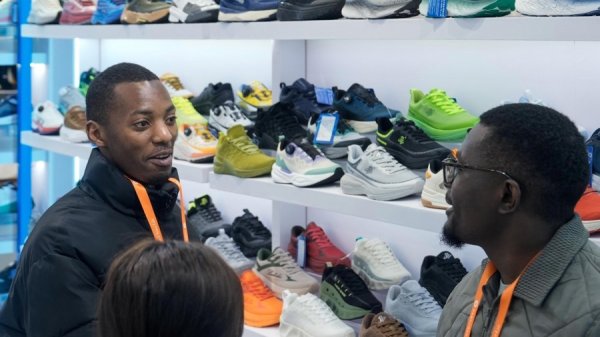 从折叠走步机到“四吸材料”，华交会上这些“宝藏好物”藏着外贸韧性